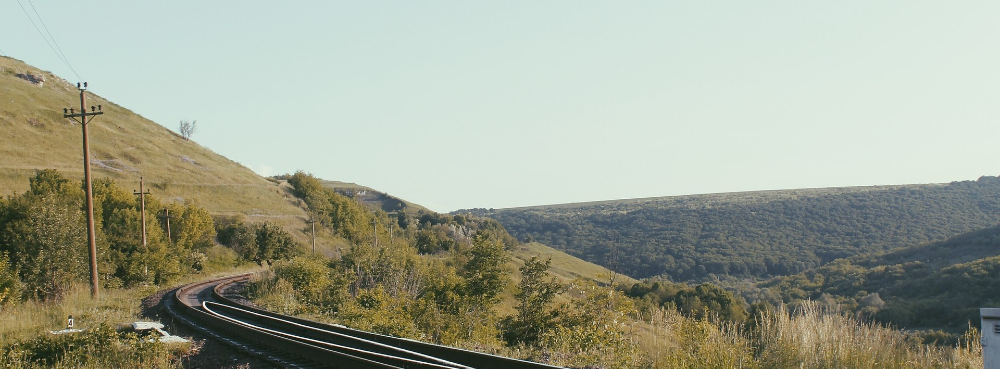 Железная дорога летом в горах