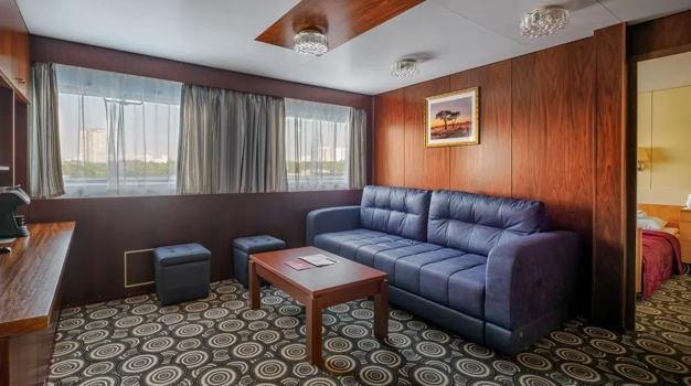 Гостиная в каюте Люкс
