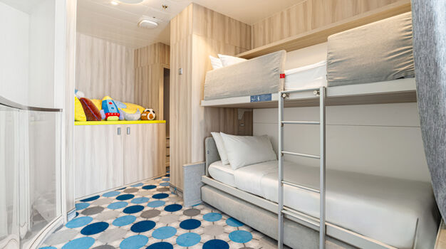 Детская спальня в Двухуровневой каюте Ultimate Family Suite