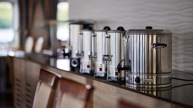 Стол с напитками в ресторане