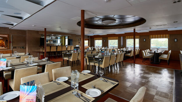 Ресторан-бар на Шлюпочной палубе