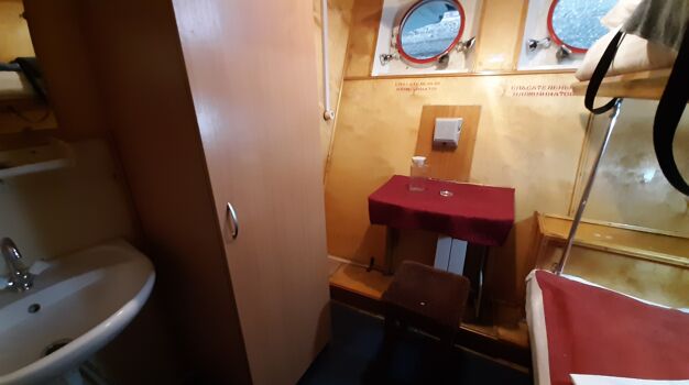 Двухъярусная каюта с иллюминатором с частичными удобствами (умывальник)