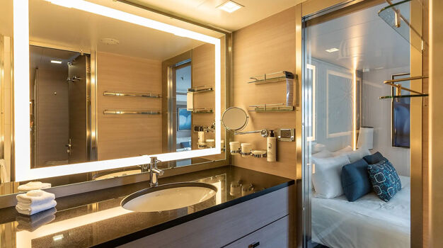 Ванная комната в каюте Deluxe Suite