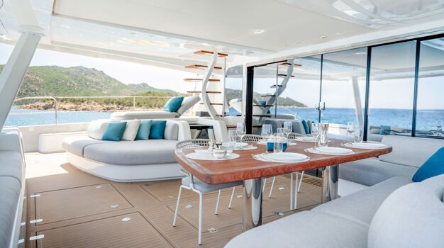 Стол для обеда в лаундже на открытом воздухе в задней части Spirit of Ponant