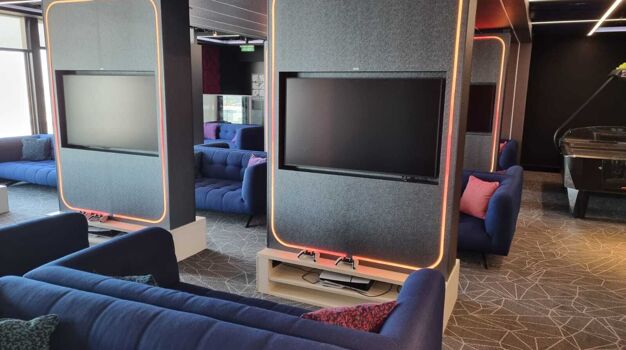 Игровые приставки в зоне отдыха для подростков