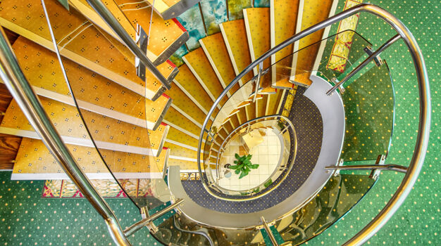 Винтовая лестница в холле