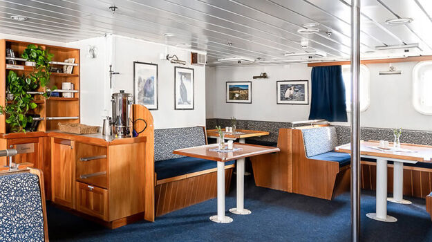 Кают-компания с библиотекой