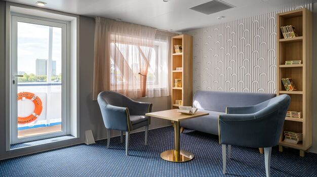 Зона с книгами на средней палубе