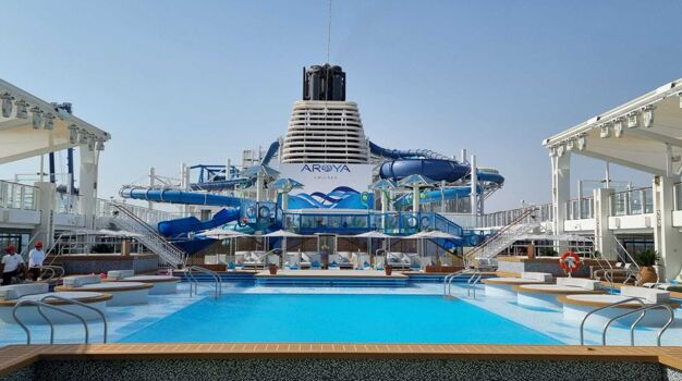 Основной бассейн на открытой палубе