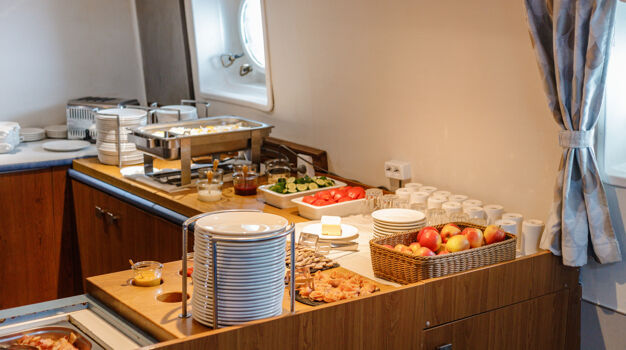 Шведский стол в ресторане