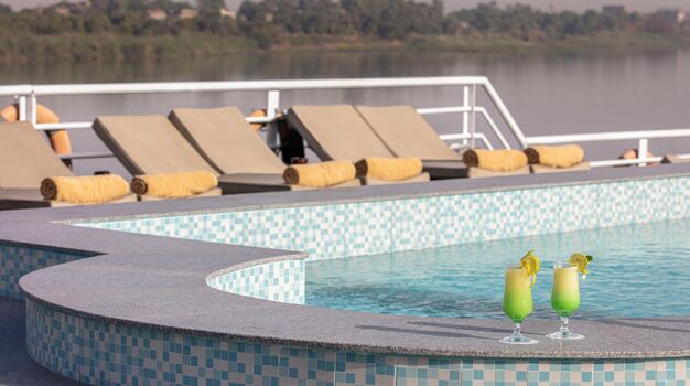 Зона отдыха у бассейна