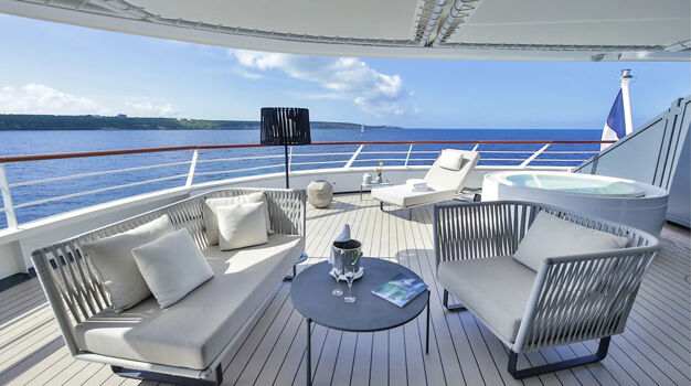 Терраса с джакузи в каюте Owner`s Suite