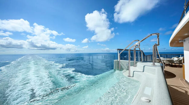 Джакузи с бесконечным видом на террасе каюты Owner`s Residence