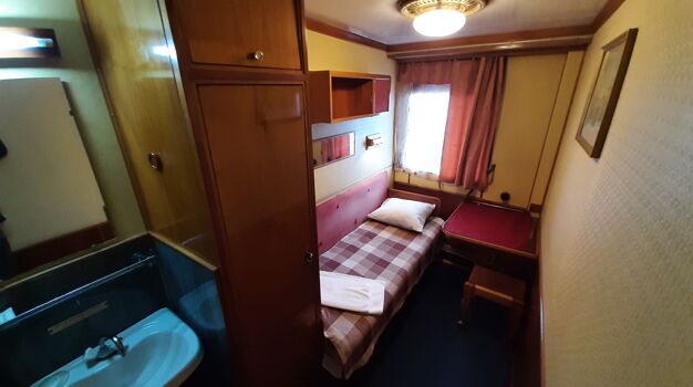 Одноместная каюта с окном с частичными удобствами (умывальник)