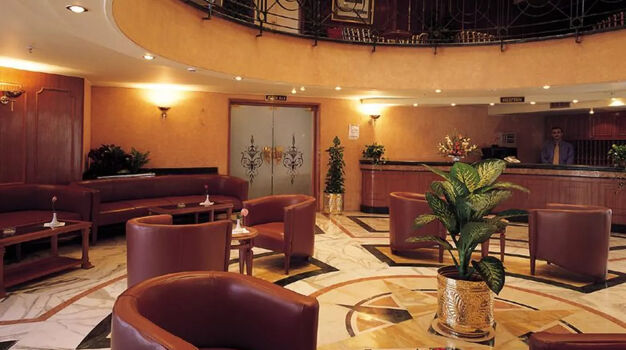 Холл у информационной стойки