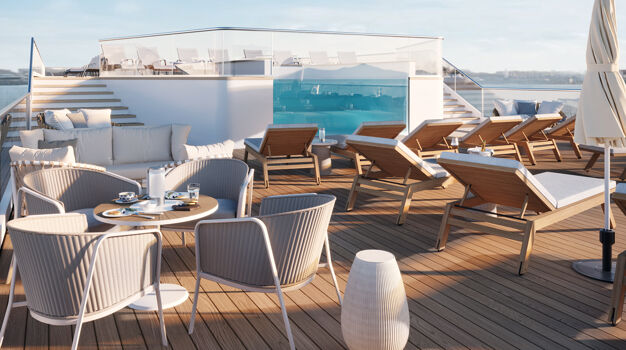 Бассейн и бар на открытой палубе