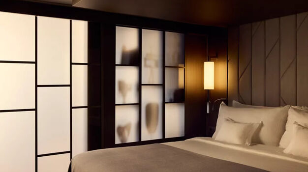 Спальная зона с перегородкой в каюте Premier penthouse