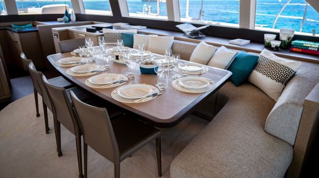 Обеденная зона во внутреннем лаундже