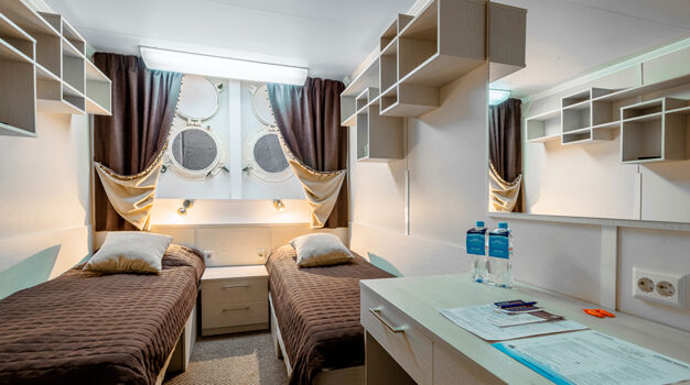 Каюта с иллюминатором на нижней палубе