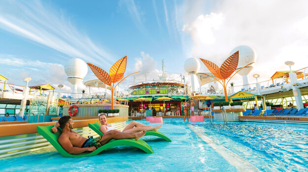 Бассейн и бар на открытой палубе