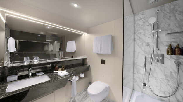 Ванная комната в стандартной каюте Ocean Terrace Suite (OT)