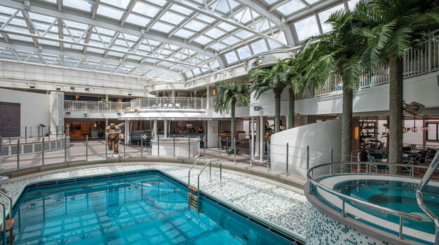 Зона отдыха у бассейна Beach Club