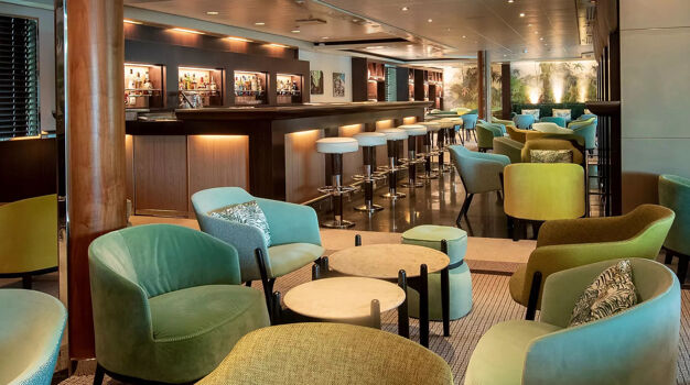 Бар The piano bar на 5 палубе