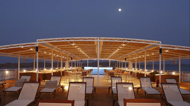 Открытая палуба с бассейном