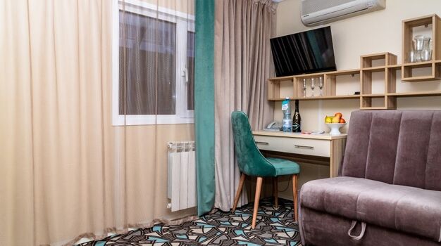 Гостиная зона в каюте Полулюкс