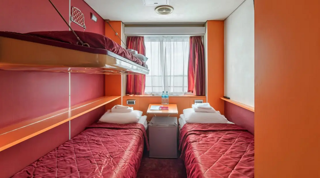 Трехместная двухъярусная каюта