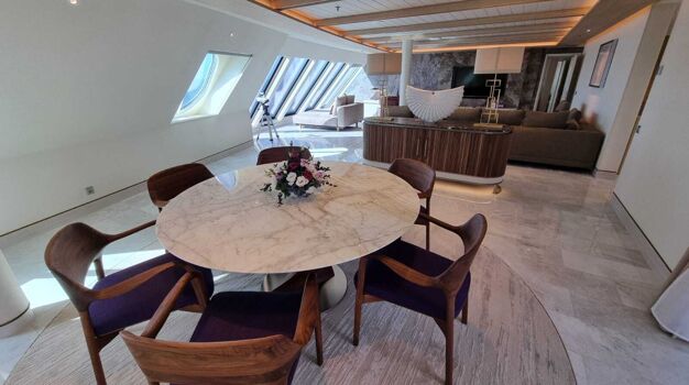 Гостиная в каюте Presidential Villa