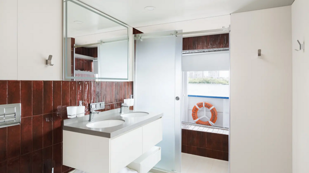 Ванная комната с окном в каюте Панорамный Люкс с террасой