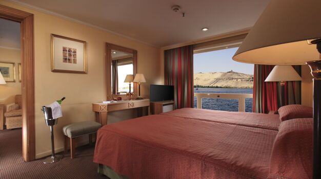 Спальная зона в каюте Сьют