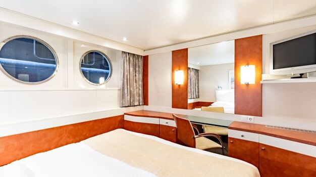 Каюта с иллюминатором на главной палубе