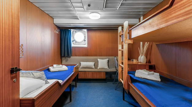 Трехместная каюта с частичными удобствами