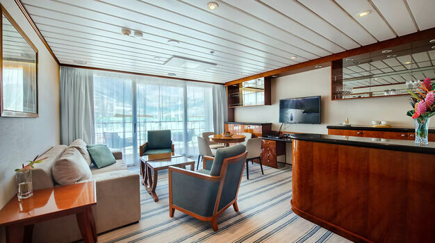 Гостиная в каюте Owner`s Suite