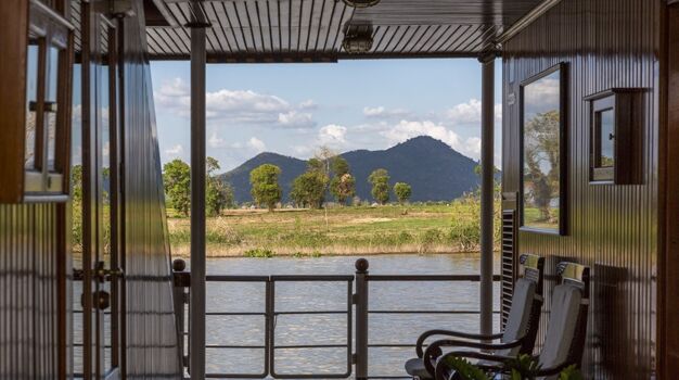 Холл теплохода с выходом на палубу