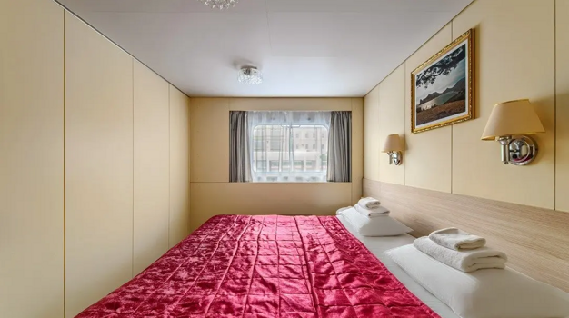 Спальня в каюте Люкс