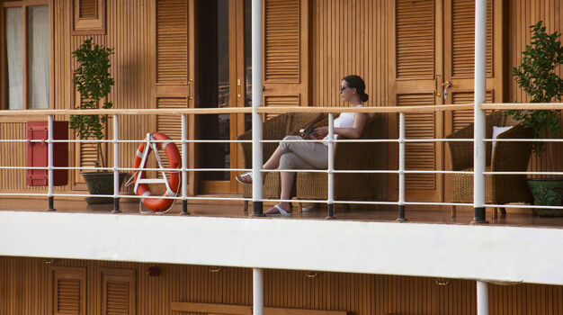 Зона отдыха на палубе возле каюты