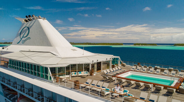 Открытая палуба с бассейном