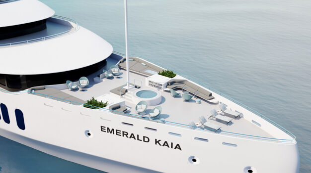 Открытая палуба на носу яхты Emerald Kaia