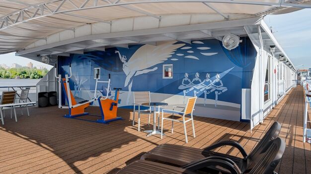Открытая солнечная палуба с тренажерами