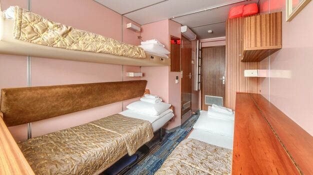 Трехместная 2-х ярусная каюта с окном