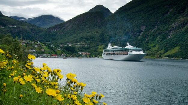 Vision of the Seas у фьорда Гейрангер (Норвегия)