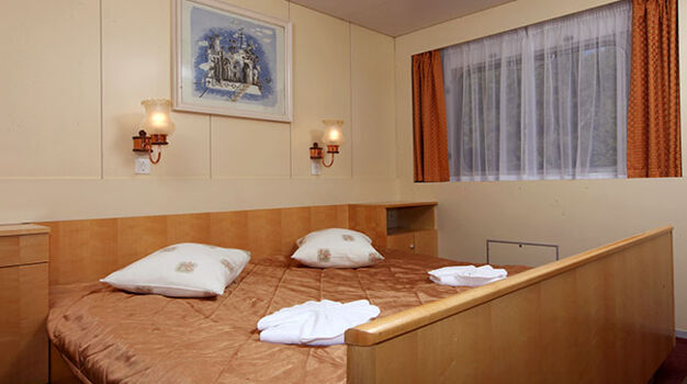 Спальня в каюте Люкс