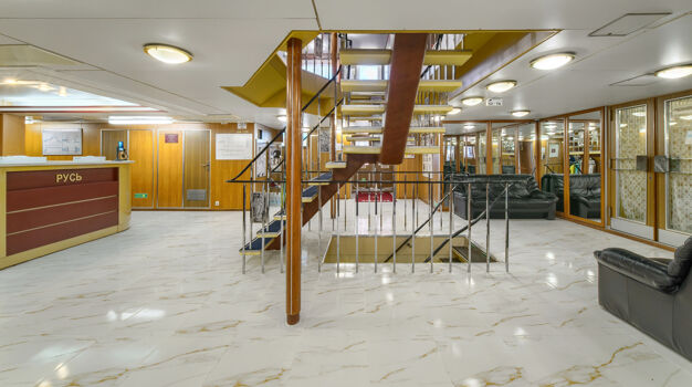 Холл со стойкой регистрации