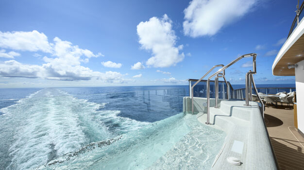 Джакузи с видом на шлейф лайнера на террасе каюты Owner`s Residence