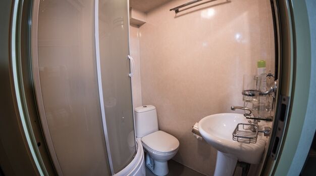 Ванная комната в каюте на нижней палубе