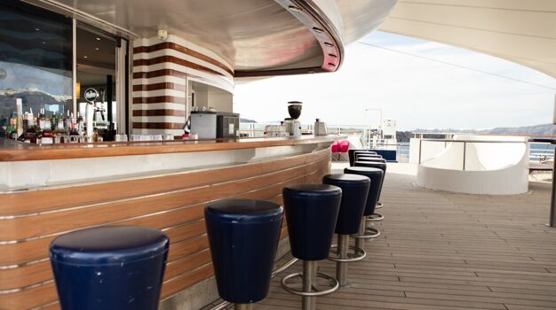 Бар на открытой палубе