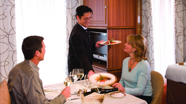 Обед в каюте (In Suite Dining)